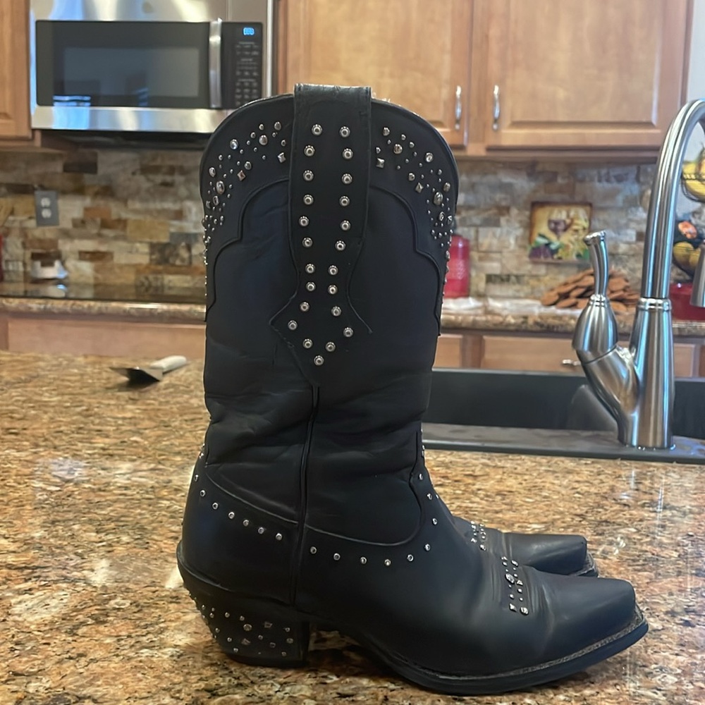 Ariat women’s black cowboy boots with silver studs 6 1/2 B. Excellent condition!